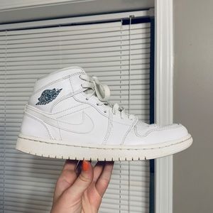 White Nike Air Jordan Mid Rise - High top Air 1’s